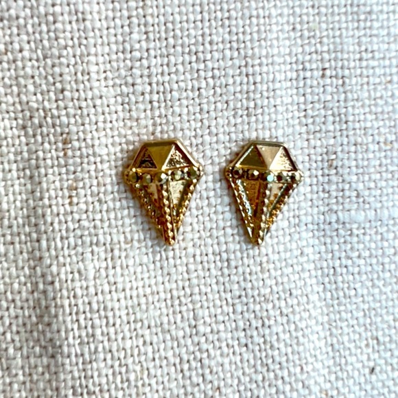 Dainty vintage gold chain and pendant with matching stud earrings - Picture 12 of 12